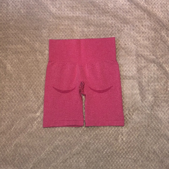 Red Seamless Contouring Biker Shorts - Picture 3 of 3